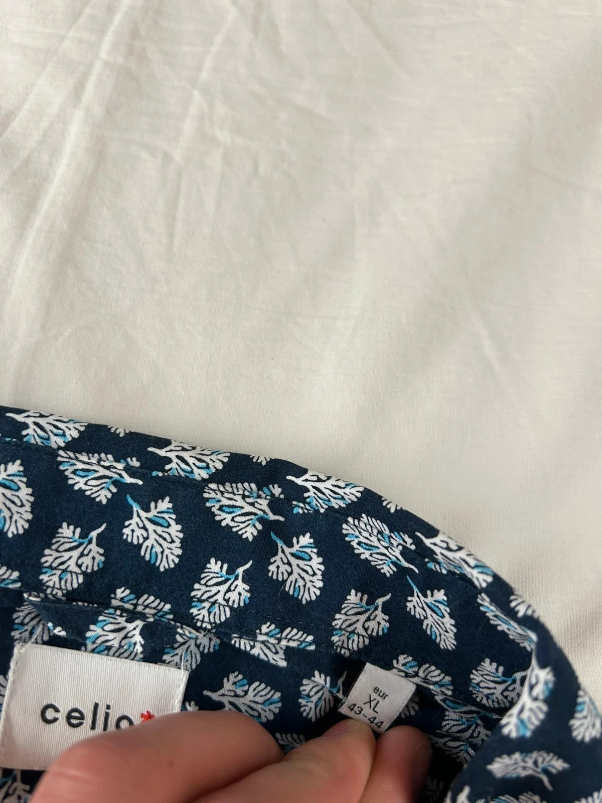 Camisa azul marino de Celio con motivos blancos – photo 7